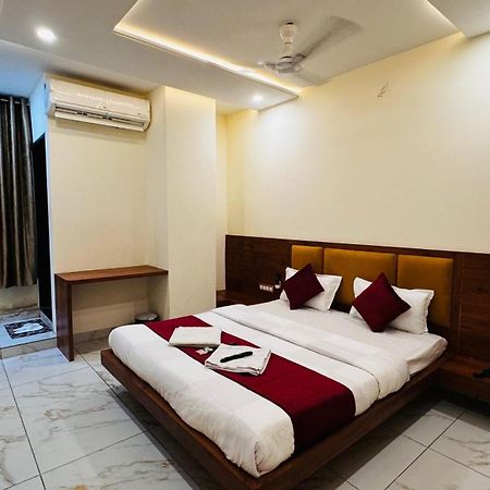 Hotel Prakasham Ujjain Buitenkant foto