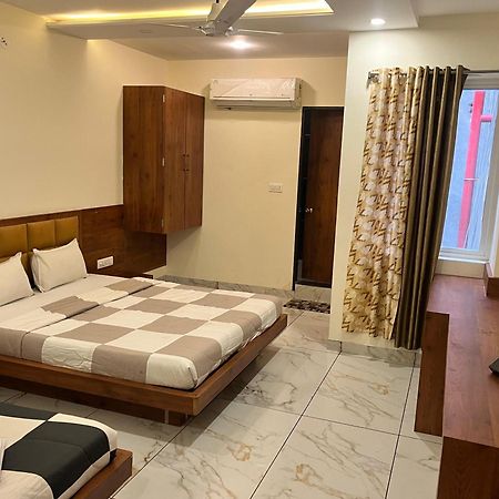 Hotel Prakasham Ujjain Buitenkant foto
