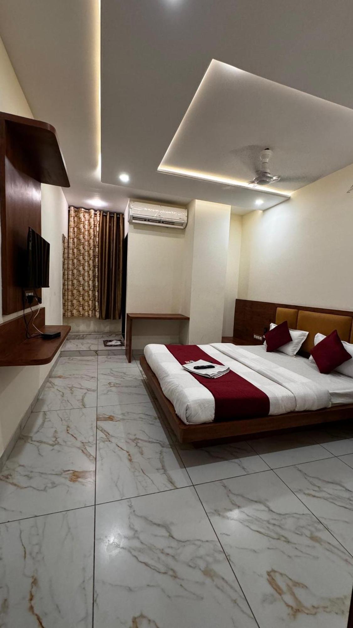 Hotel Prakasham Ujjain Buitenkant foto