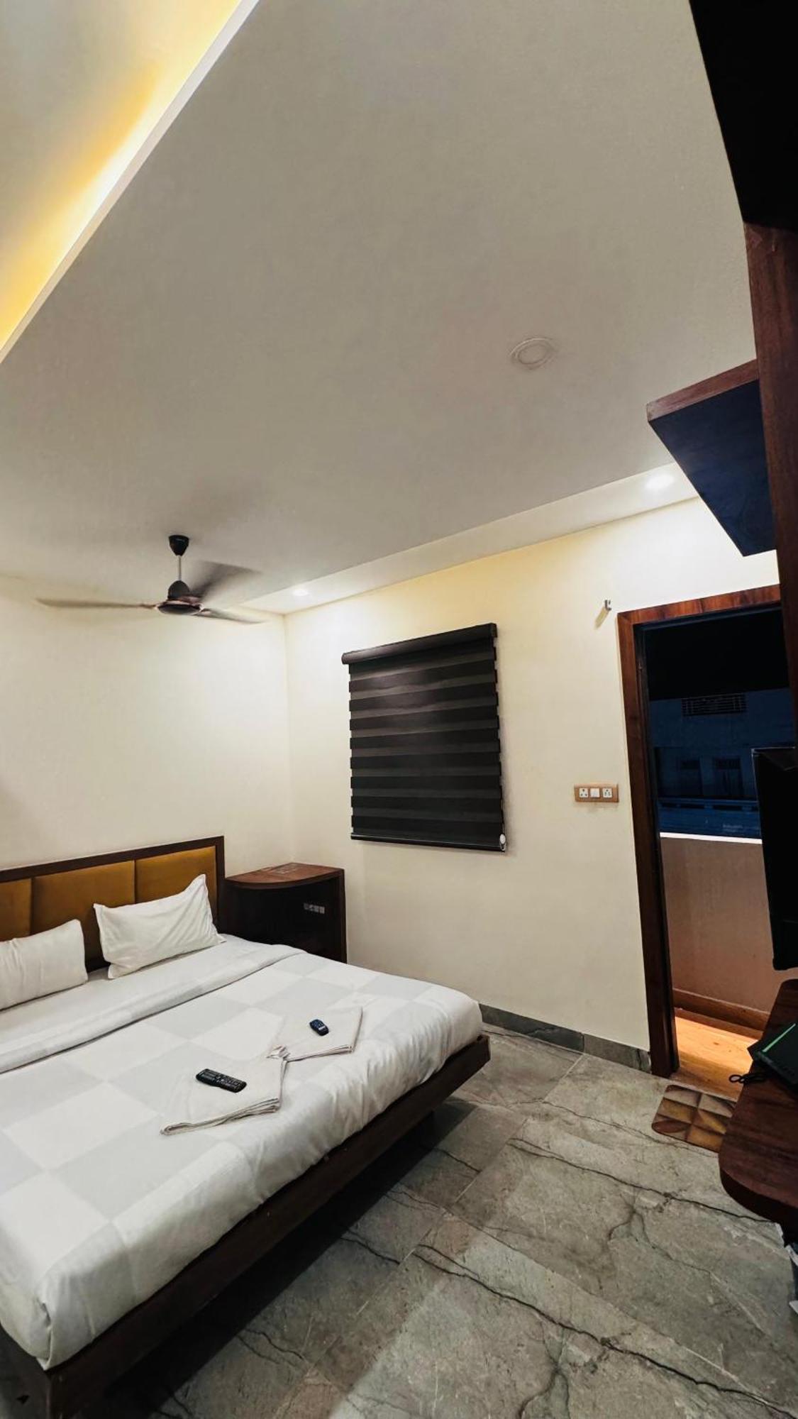 Hotel Prakasham Ujjain Buitenkant foto