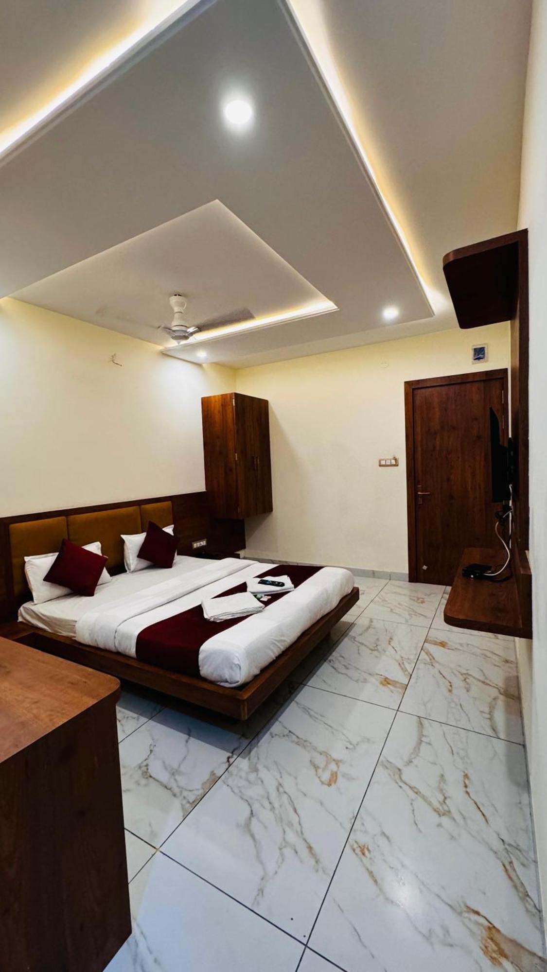 Hotel Prakasham Ujjain Buitenkant foto