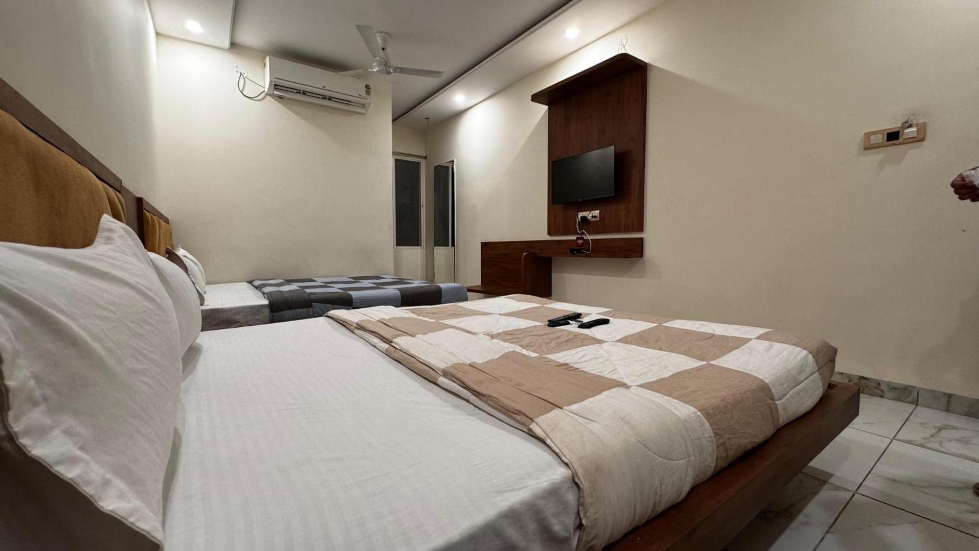 Hotel Prakasham Ujjain Buitenkant foto