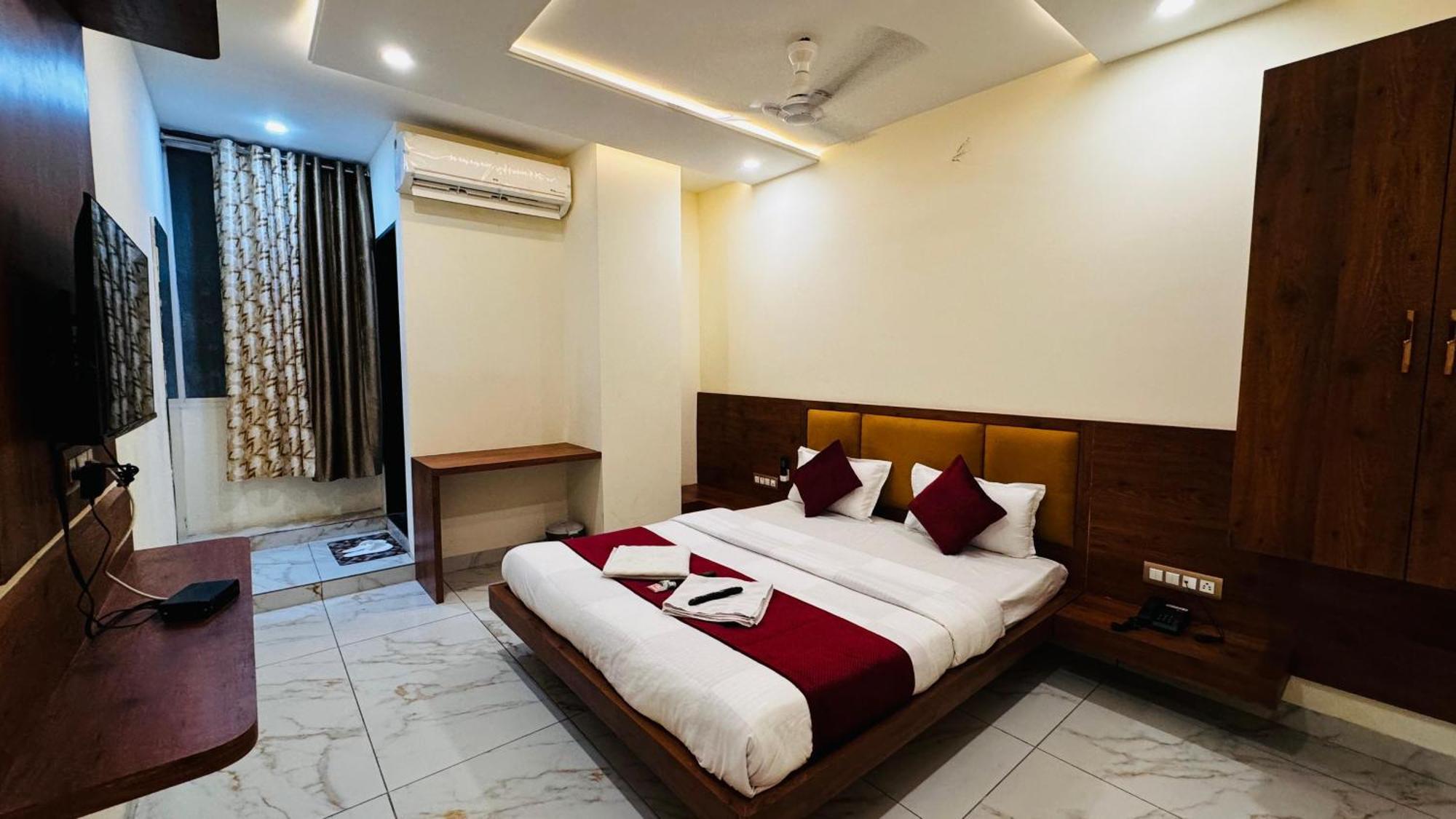 Hotel Prakasham Ujjain Buitenkant foto
