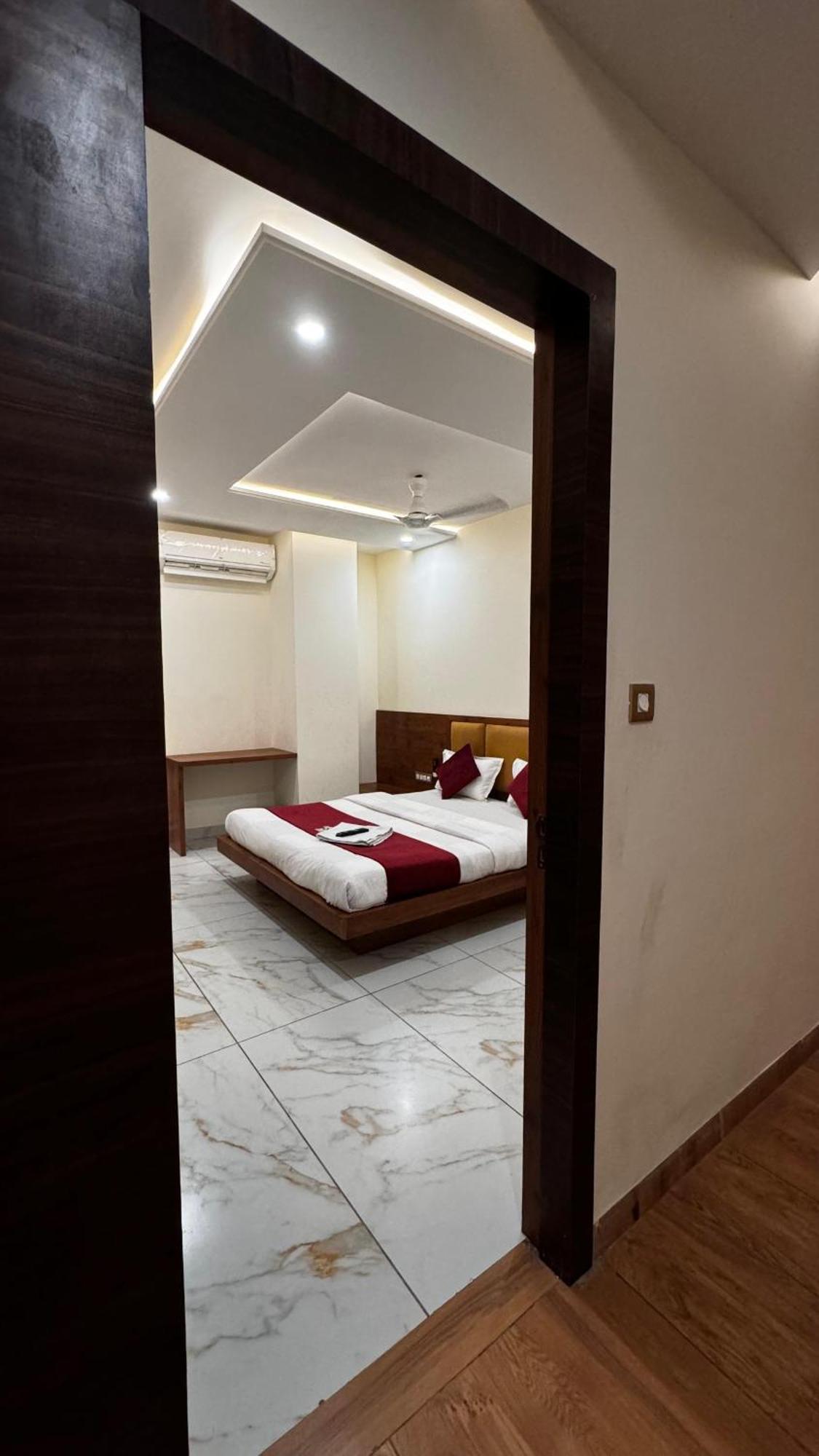 Hotel Prakasham Ujjain Buitenkant foto