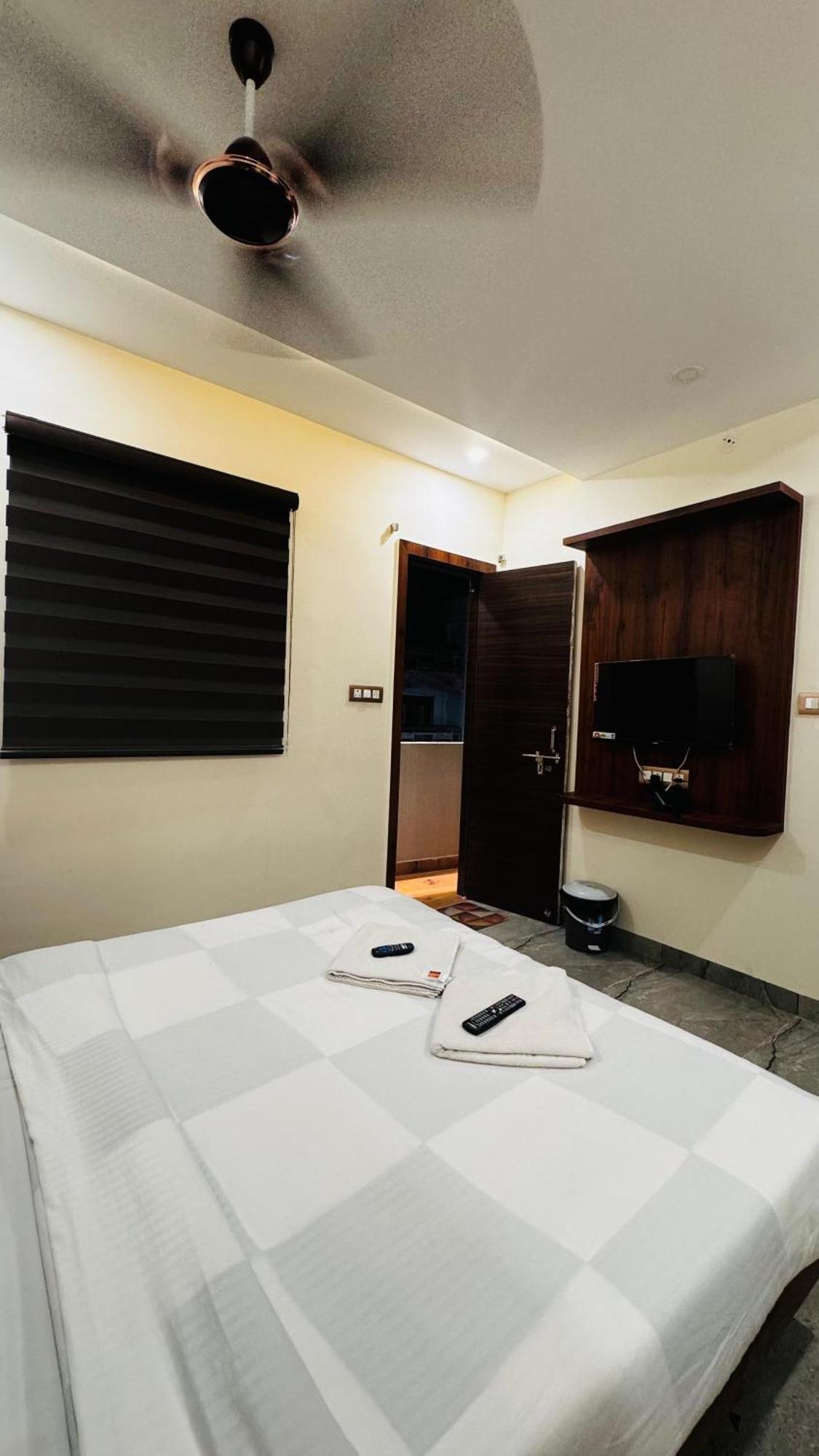 Hotel Prakasham Ujjain Buitenkant foto
