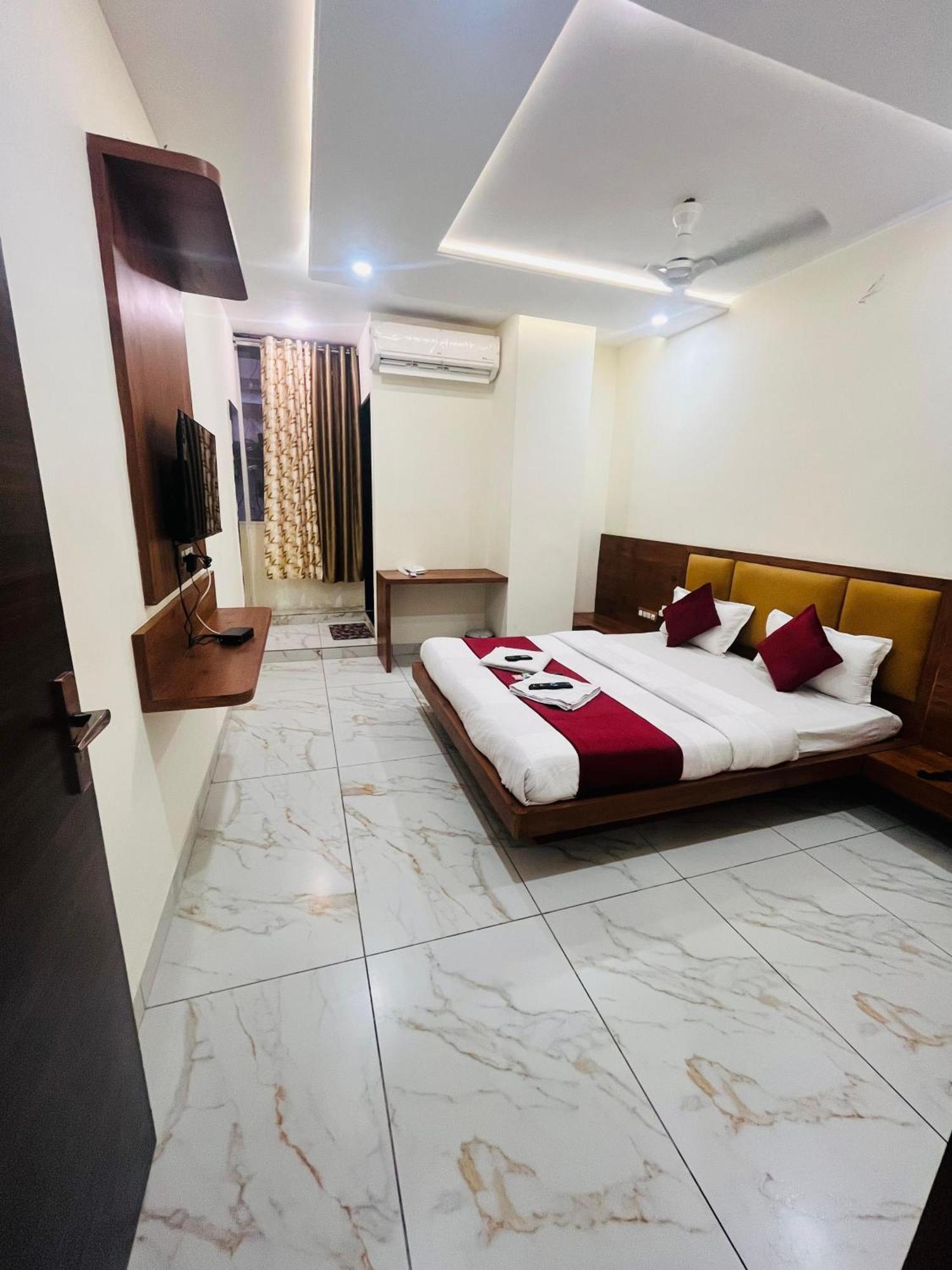 Hotel Prakasham Ujjain Buitenkant foto
