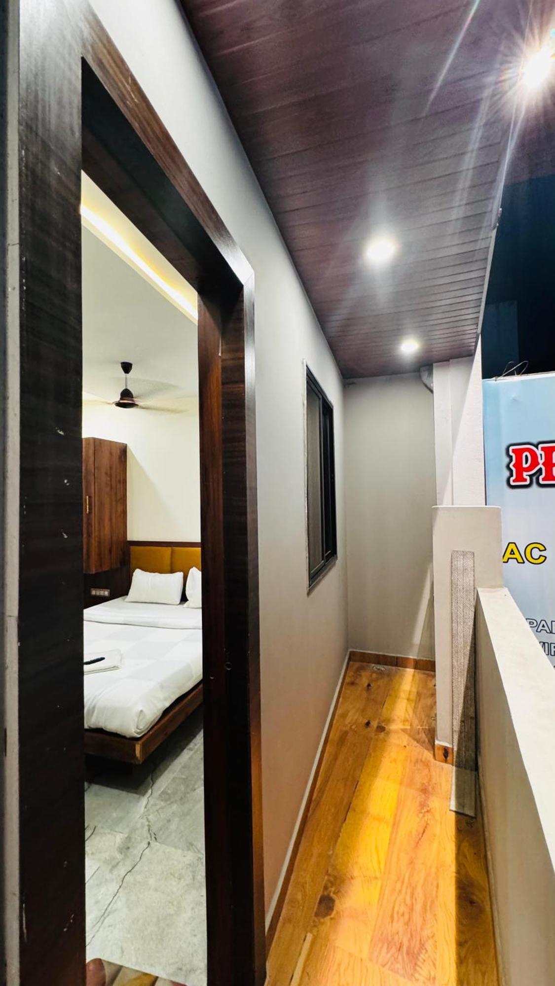 Hotel Prakasham Ujjain Buitenkant foto