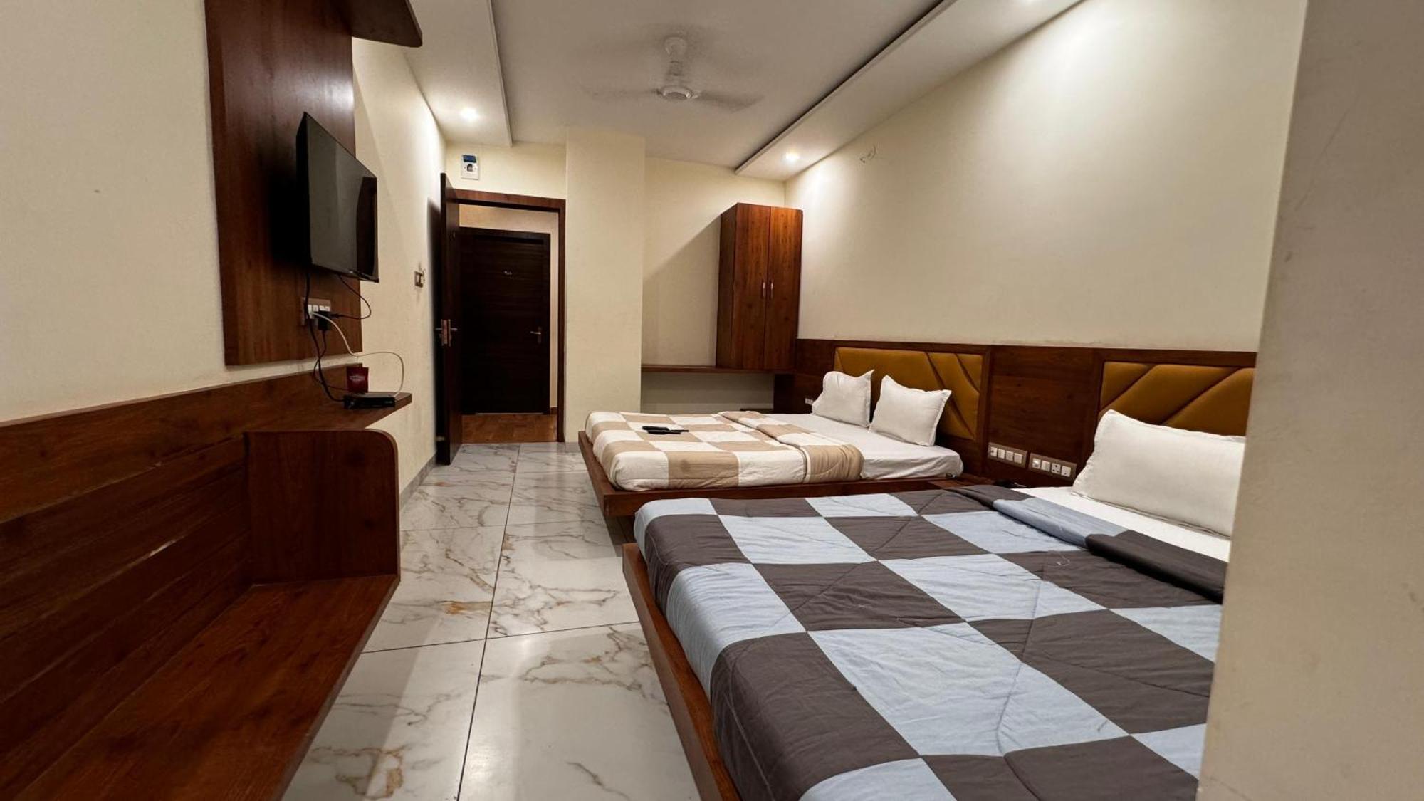 Hotel Prakasham Ujjain Buitenkant foto
