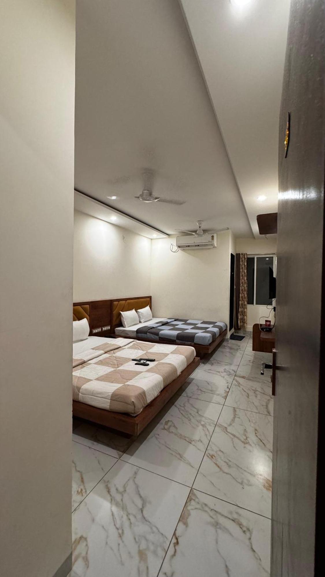 Hotel Prakasham Ujjain Buitenkant foto