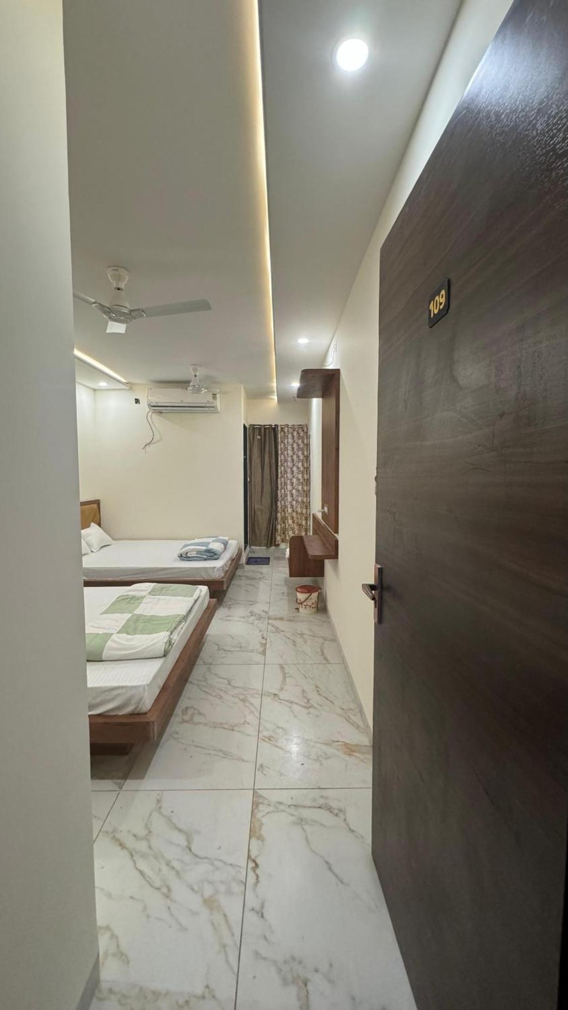 Hotel Prakasham Ujjain Buitenkant foto