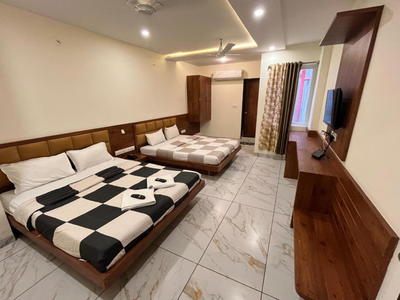 Hotel Prakasham Ujjain Buitenkant foto