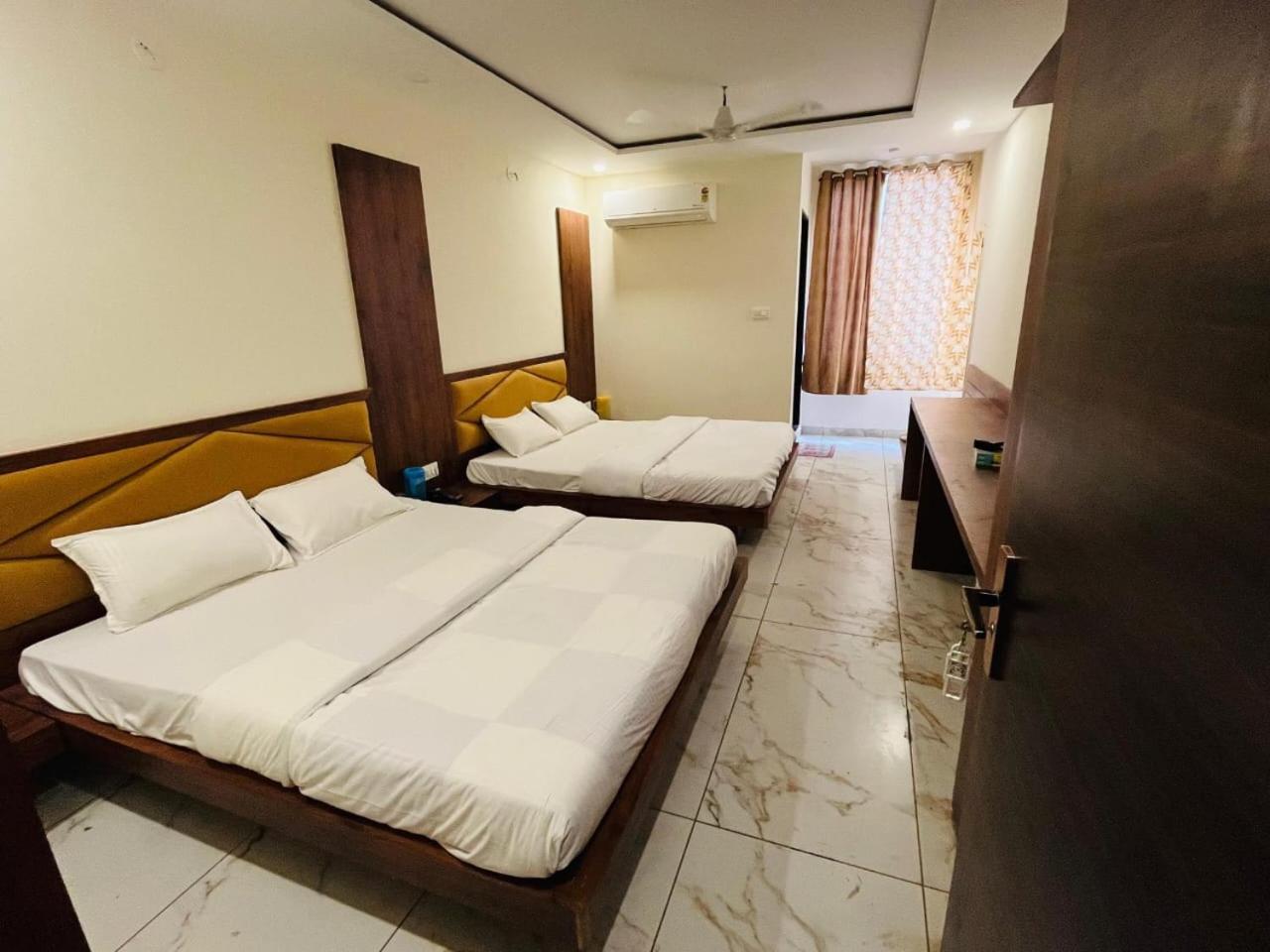 Hotel Prakasham Ujjain Buitenkant foto