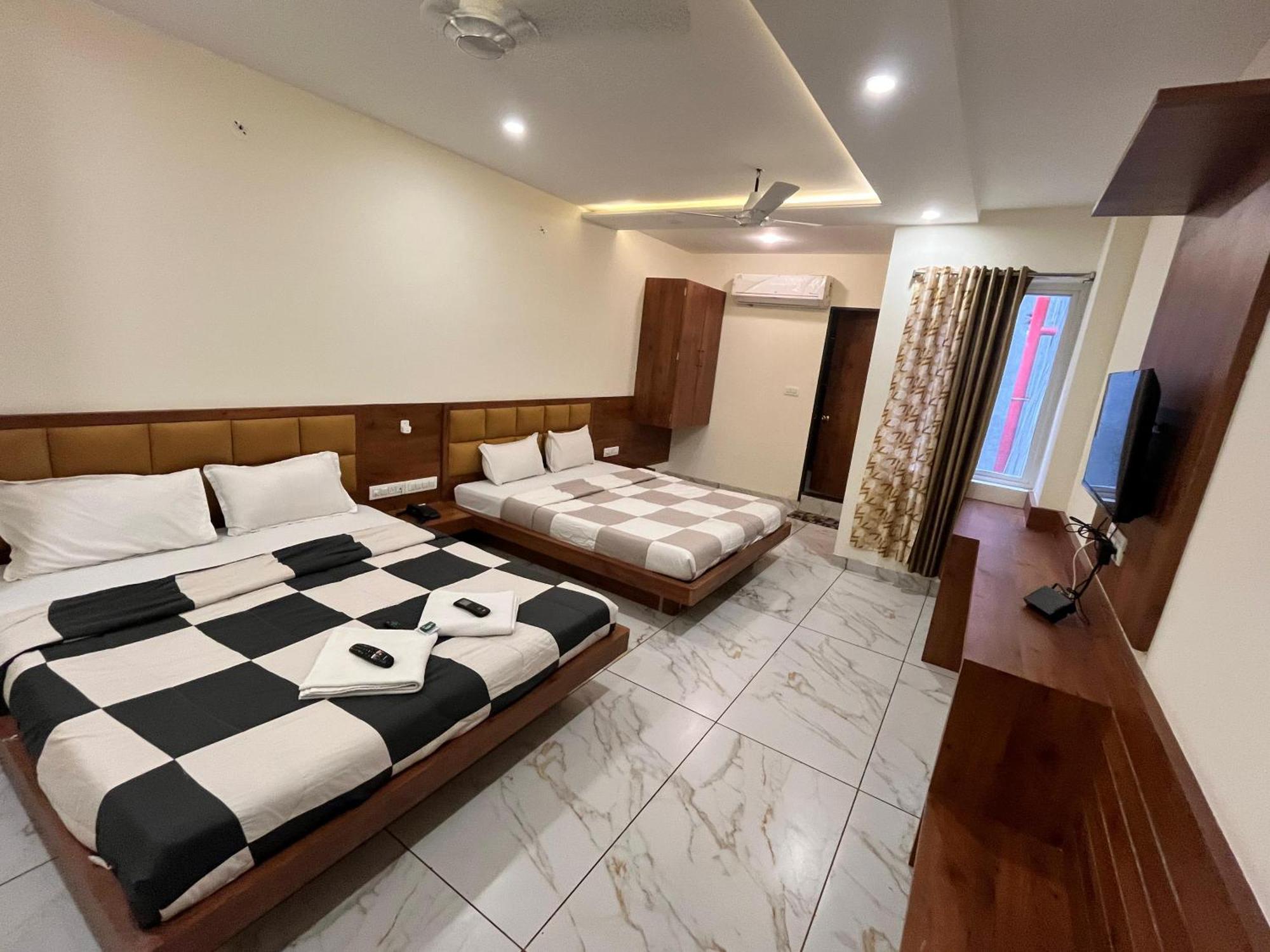 Hotel Prakasham Ujjain Buitenkant foto