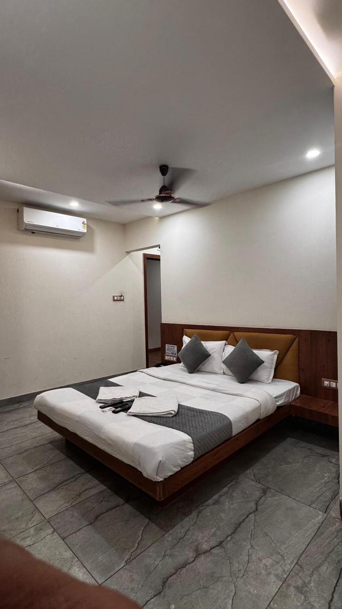 Hotel Prakasham Ujjain Buitenkant foto