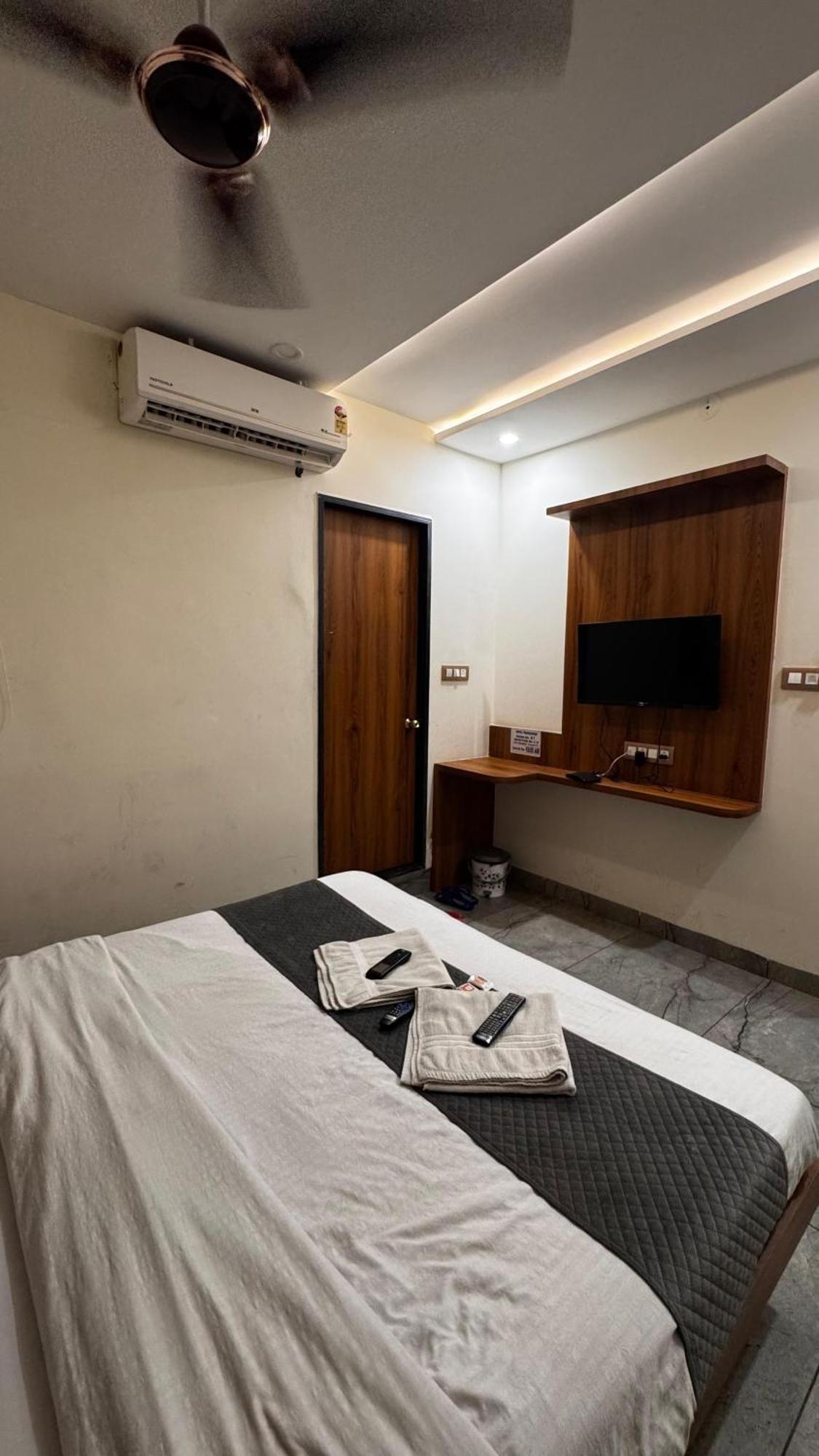 Hotel Prakasham Ujjain Buitenkant foto
