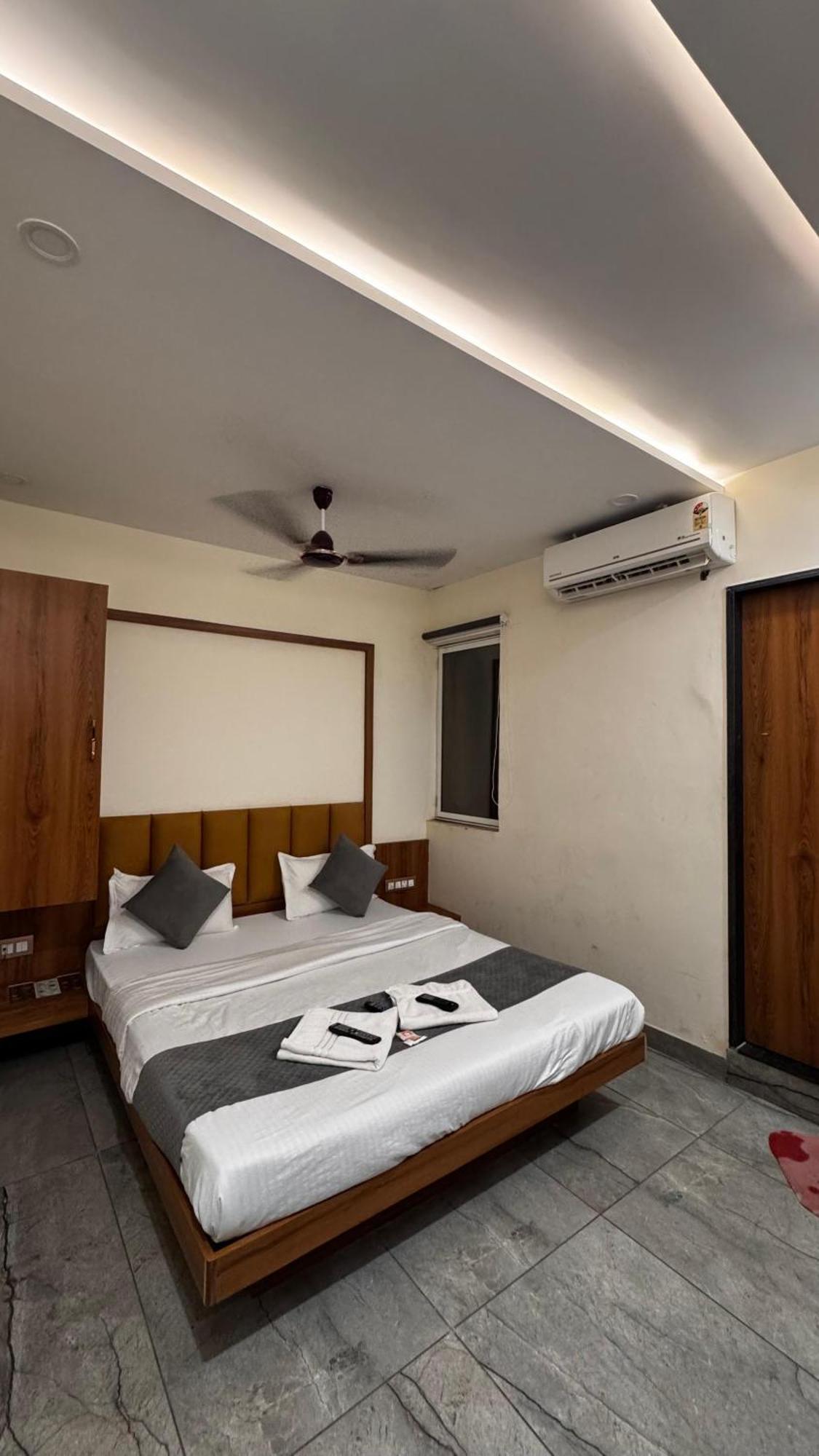 Hotel Prakasham Ujjain Buitenkant foto